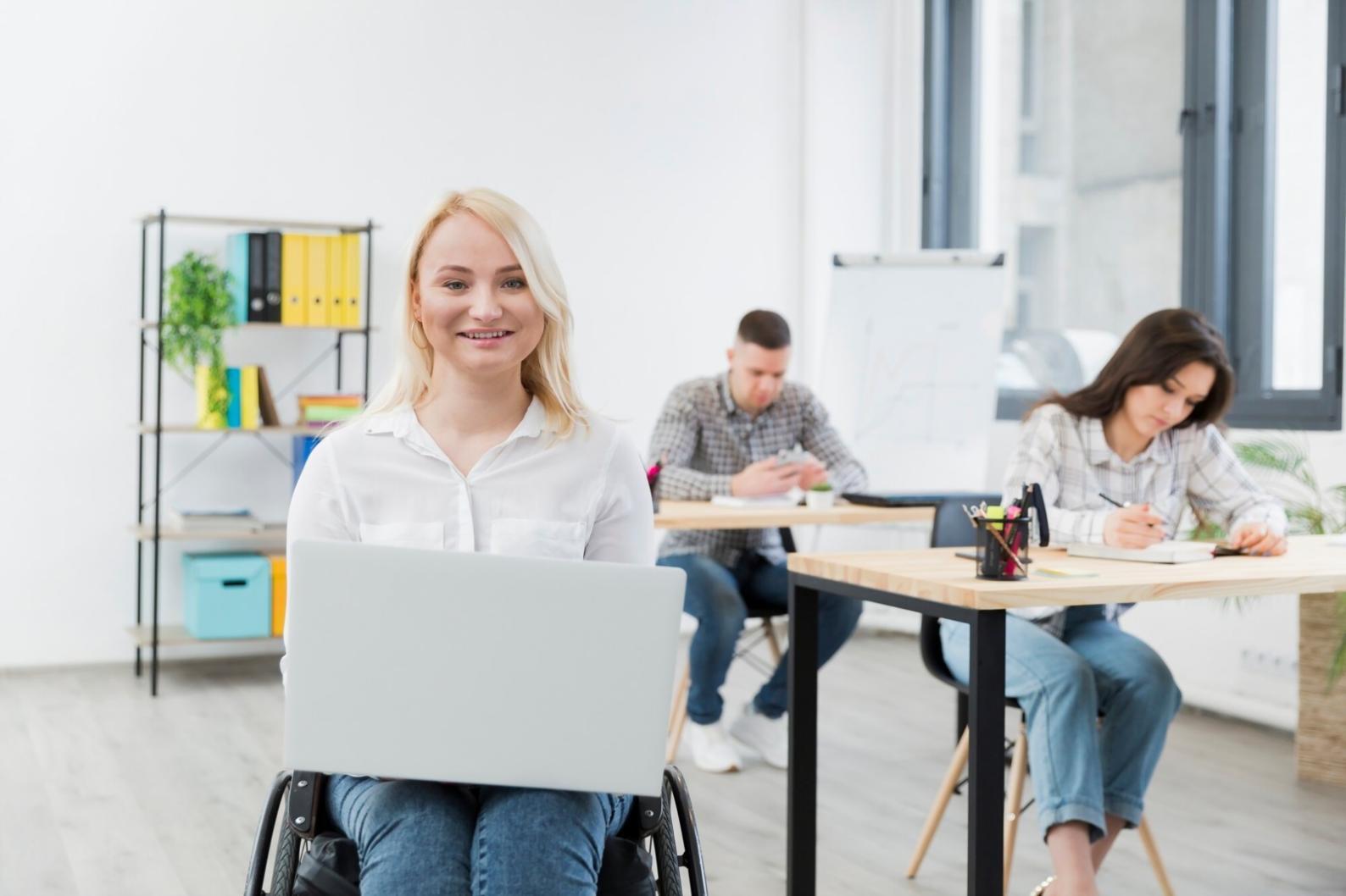 Session de mentorat personnalisé en finances entre formatrice et apprenant dans un cadre professionnel